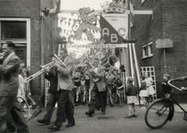 845071 Afbeelding van de fanfare tijdens een straatfeest in de A.B.C.-straat te Utrecht.